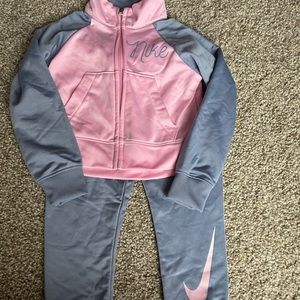 NIKE girl 2t sweatsuit